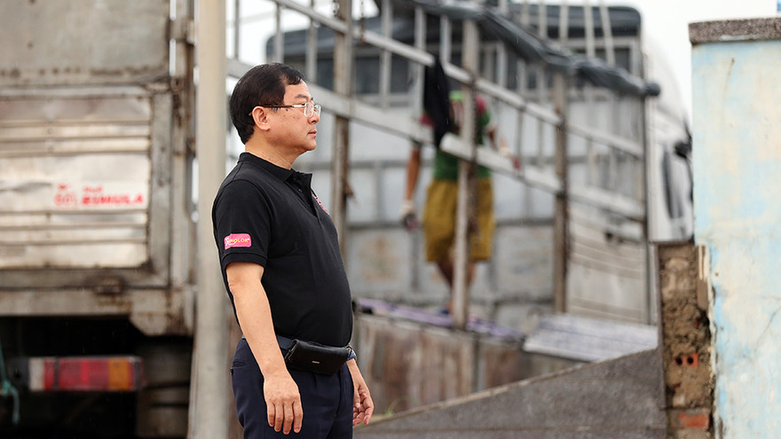 Nhà báo Lê Xuân Sơn- Tổng Biên tập báo Tiền phong, Trưởng BTC cuộc thi HHVN trực tiếp khảo sát và kiểm tra tiến độ dàn dựng sân khấu Chung khảo phía Bắc. Ảnh: Hoàng Mạnh Thắng.