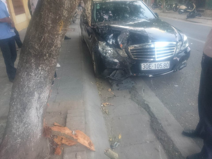 Mercedes đâm liên hoàn 2 xe máy trên phố