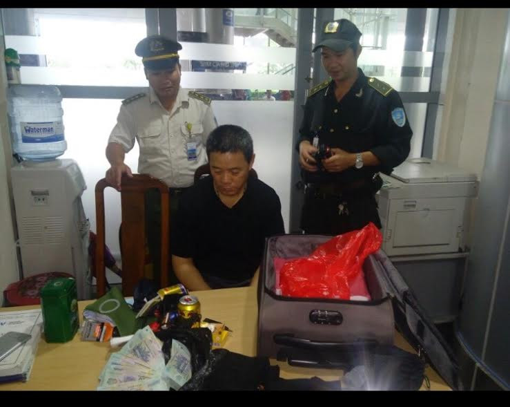 Đối tượng Wang QingJian và tang vật. Ảnh CTV