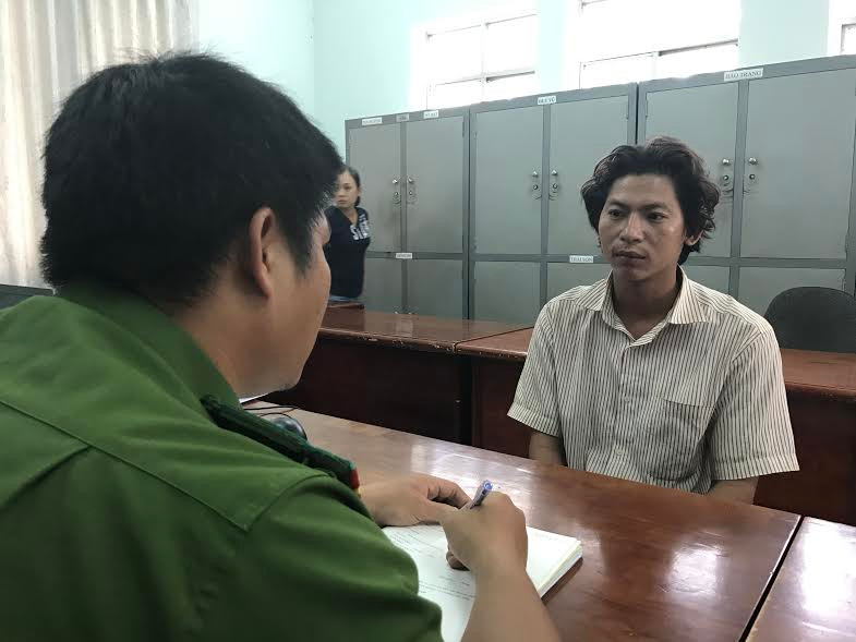 Nghi can Hảo tại cơ quan điều tra. Ảnh CA