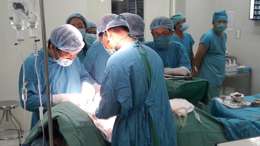 Ekip phẫu thuật cắt khối u khủng