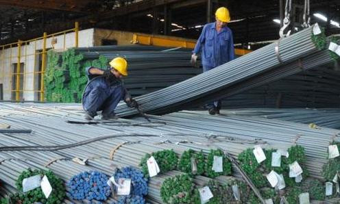 Nhiều đại lý thép thua lỗ từ hàng trăm triệu đến tiền tỷ do "ôm" thép thời điểm giá cao. Ảnh: Đầu tư