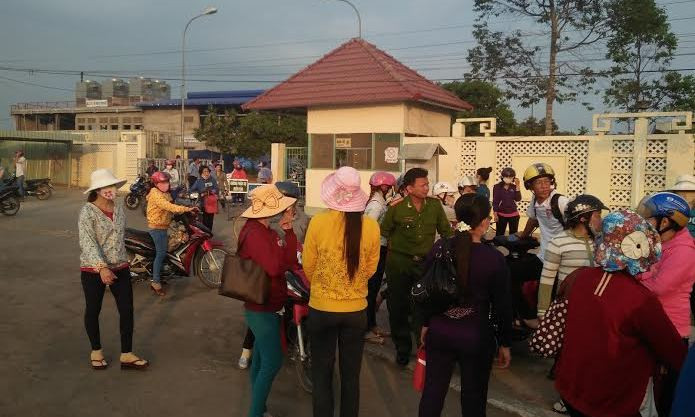 Công nhân tụ tập phản đối việc chi trả lương không thỏa đáng của Công ty Minh Phú. Ảnh: Tộc Kim