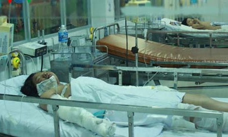 Bé Linh thời điểm được chăm sóc tại bệnh viện. Ảnh: VOV