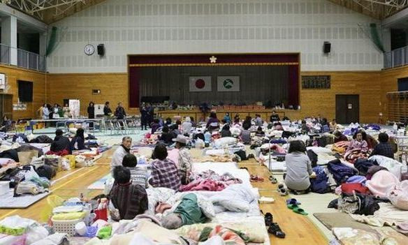 Nhiều người phải sơ tán vì động đất nói rằng họ chỉ được ăn hai nắm cơm nhỏ trong bữa tối. Ảnh: BBC