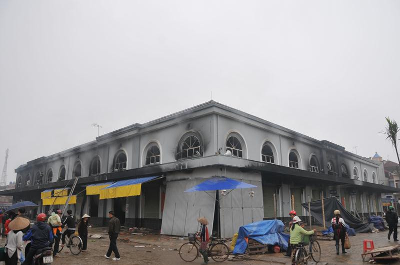 Chợ phố Hiến chỉ còn trơ lại bộ khung sau vụ hỏa hoạn. Ảnh: Tuấn Nguyễn