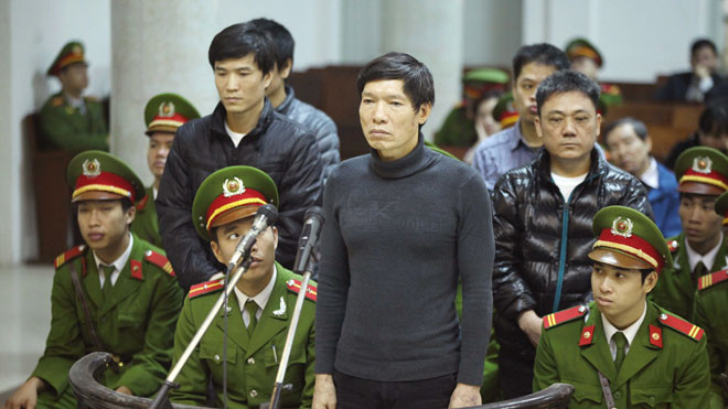 Bị cáo Dương Tự Trọng và các đồng phạm tại tòa. ẢNH: TTXVN 