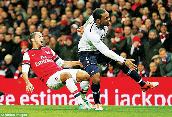Pha va chạm gây chấn thương của Walcott. ẢNH: ACTION IMAGES 