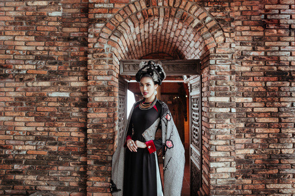 Lan Khuê trong bộ sưu tập mới của Võ Việt Chung