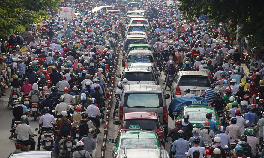 Cửa ngõ Sài Gòn kẹt xe kinh hoàng vì rào đường