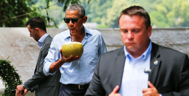 Ông Obama dạo phố, uống nước dừa tại Lào
