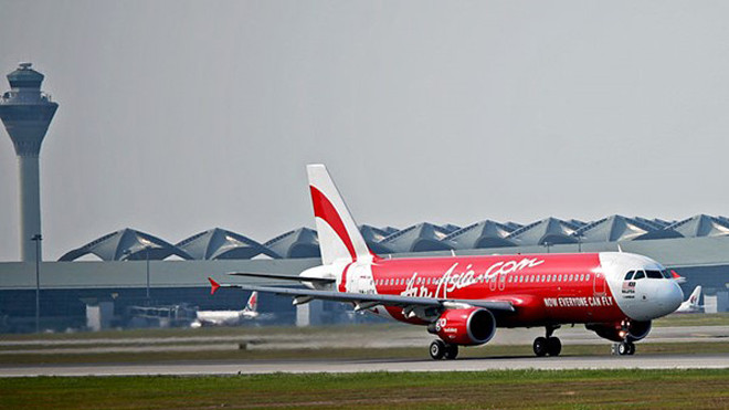 Một máy bay của AirAsia chuẩn bị cất cánh tại sân bay quốc tế Kuala Lumpur, Malaysia. Ảnh: Wikimedia Commons/Jyi1693.