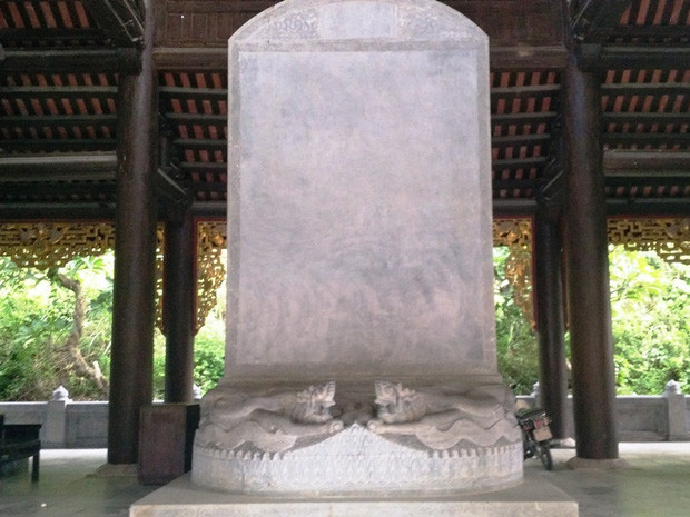 Bia đá đặc biệt này được đặt tại chùa Bái Đính, xã Gia Sinh, huyện Gia Viễn, Ninh Bình. Bia đá này nằm cạnh những bia hậu của ngôi chùa nắm giữ nhiều kỷ lục của Đông Nam Á, Châu Á và Việt Nam.