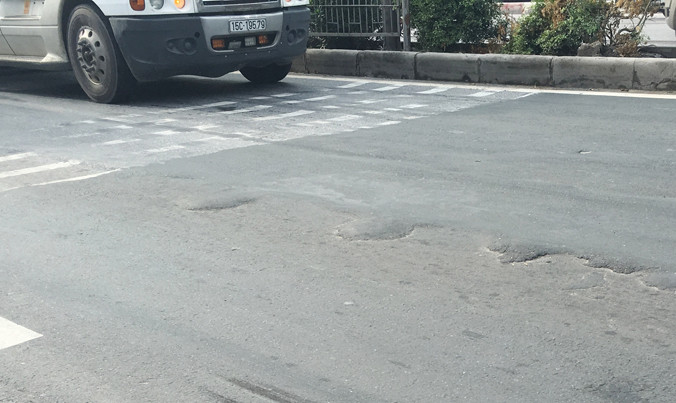 Sau khi bị thảm lại, mặt QL5 nhiều đoạn vẫn bị cào rách. Ảnh: A.Trọng.