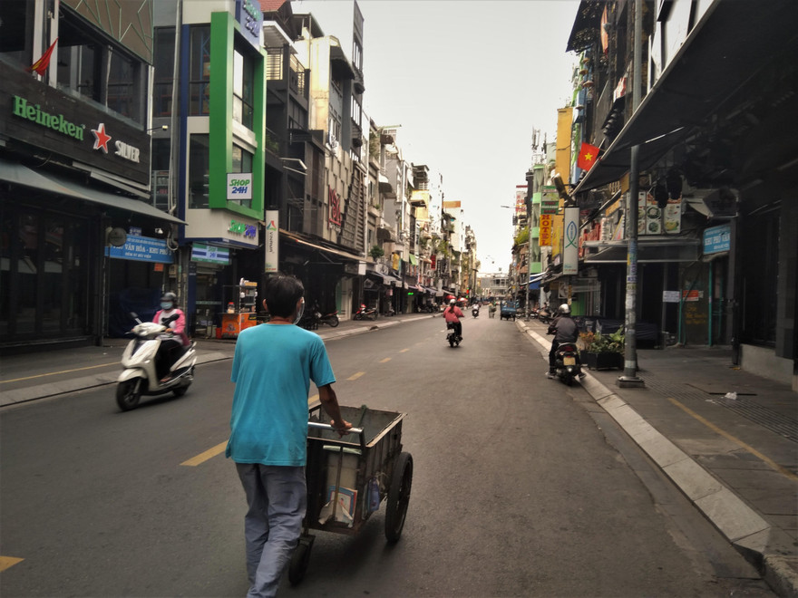 Phố Tây giãn cách: Tất cả mang về