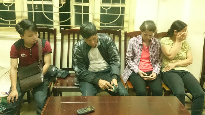 Các "cò vé" tại cơ quan điều tra. Ảnh: Tuấn Nguyễn