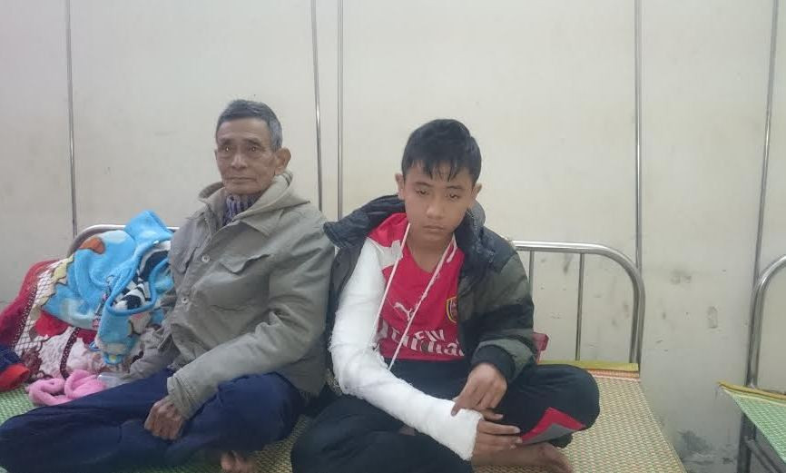 Cháu Anh cùng người thân tại bệnh viện. Ảnh: Hoàng Lam