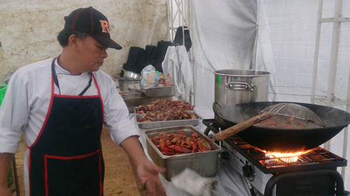 10 đầu bếp chuẩn bị 800 suất ăn phục vụ đoàn làm phim. Ảnh: Hoàng Táo.