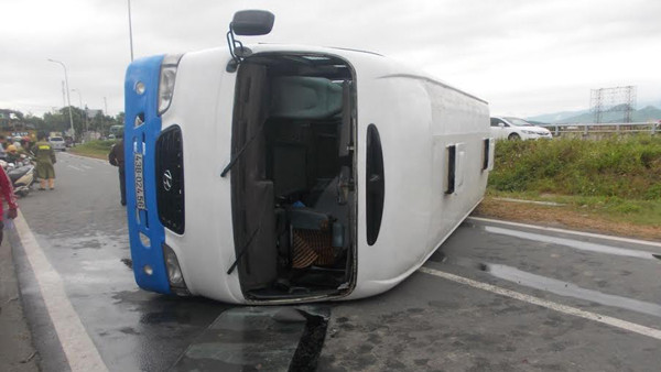 Hiện trường vụ lật xe.