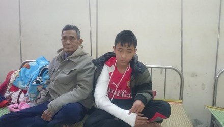 Cháu Anh cùng người thân tại bệnh viện. Ảnh: Hoàng Lam