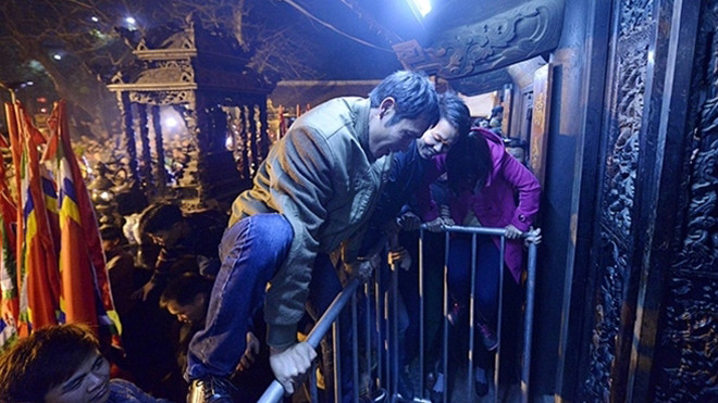 Người ta sẵn sàng làm tất cả để có một chiếc ấn. Ảnh vne