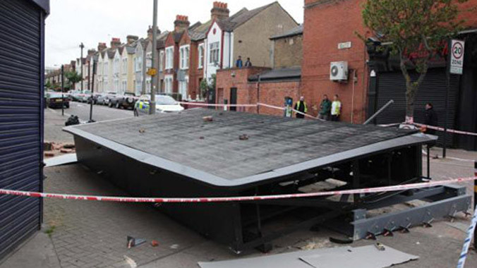 Người phụ nữ bị biển quảng cáo đè được đưa tới bệnh viện với vài vết thương nhẹ. Ảnh: Abi_Kas/Twitter.