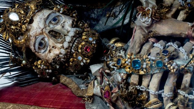 Mục kích những hài cốt phủ đầy châu báu trăm năm