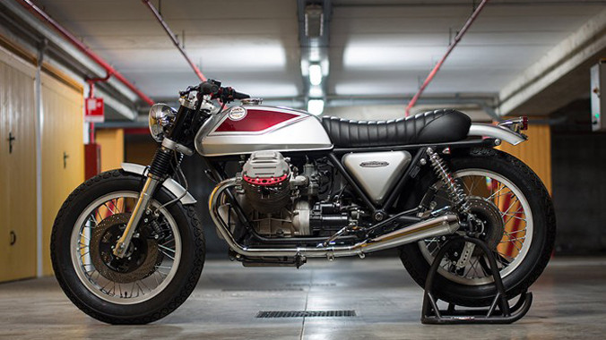 Chiếc Moto Guzzi 1000 SP sản xuất từ những năm 80 thế kỉ trước được phục chế lại theo phong cách hoàn toàn mới, bắt mắt hơn.