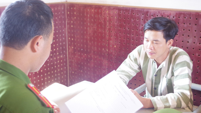 Đinh Bạt Phong tại cơ quan công an.