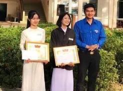 Huyện Đoàn Phù Mỹ trao giấy khen cho Trúc và Loan.