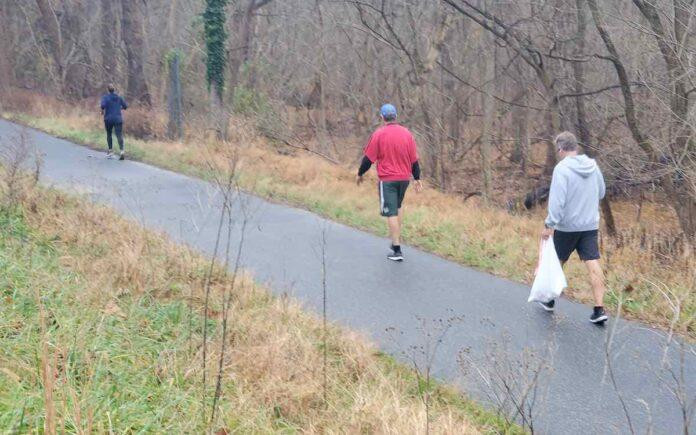 Người đàn ông mỗi ngày đi bộ 20 km để nhặt rác 