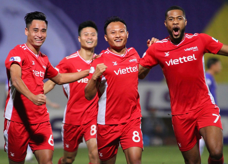 Trọng Hoàng phá lưới Bùi Tấn Trường, bầu Hiển thất thần nhìn Hà Nội bại trận 