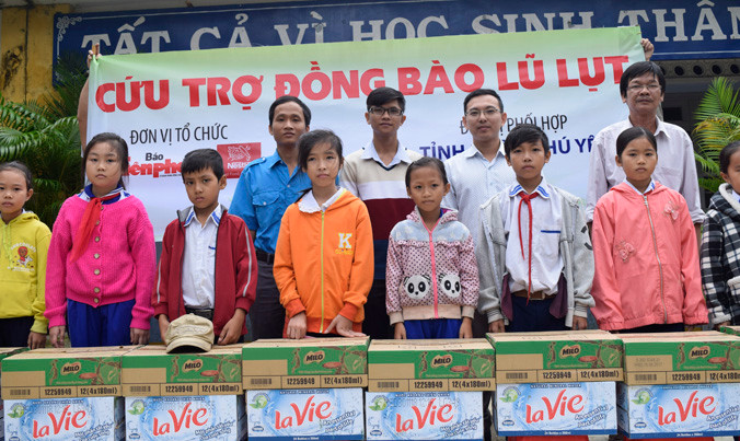 Đại diện Cty Nestlé trao quà cho các em học sinh ở trường TH Võ Thị Sáu, xã Hòa Thành.