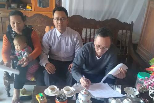 Ông Hàn Đức Long (ngoài cùng bên phải) ký đơn yêu cầu tư vấn pháp lý.