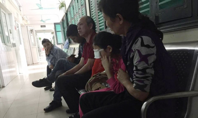 Bé Yến Nhi đã không bị mất một bên mắt nếu như được xử lý tốt hơn.