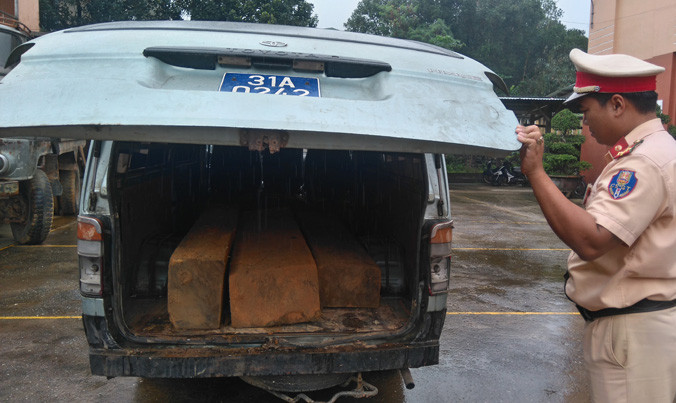 Xe biển xanh ngụy trang thành xe cứu thương chở gỗ lậu