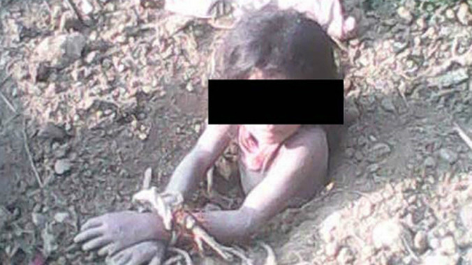 Bé gái Rukshena bị cha chôn xuống hố đất hôm 16/1. Ảnh: NDTV.