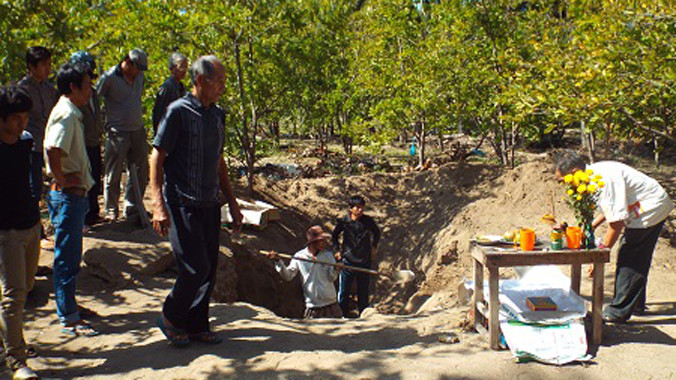 Hố đất của gia đình ông Xê - nơi phát hiện hàng loạt bộ hài cốt chôn tập thể.