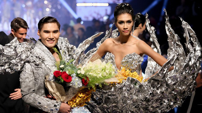 Quang Hùng chung vui chiến thắng với đối thủ.