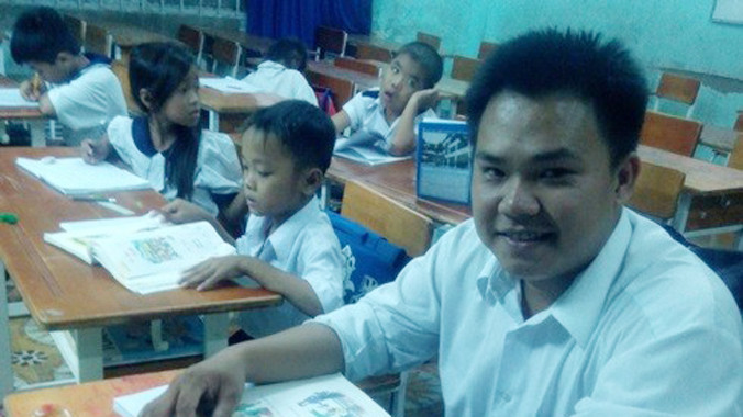 Hoàng Anh cùng... bạn bè trong lớp học.