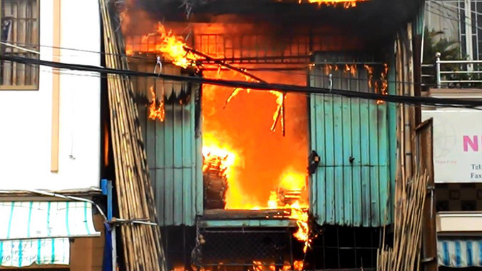 Lửa và khói đen cuồn cuộn nhanh chóng bao trùm căn nhà 3 tầng.