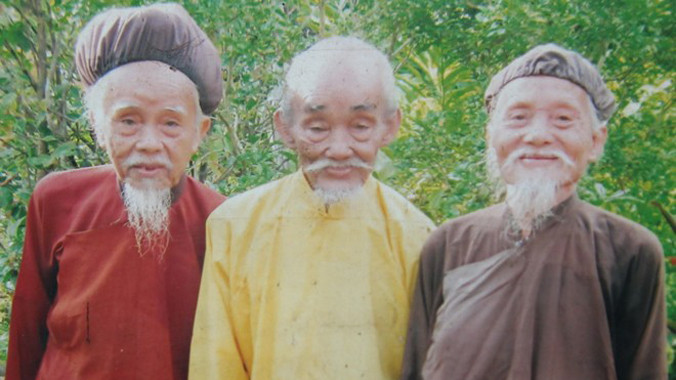 Cụ Chiến với em trai cạnh bên. Người anh đứng ngoài cùng vừa qua đời. Ảnh gia đình cung cấp.