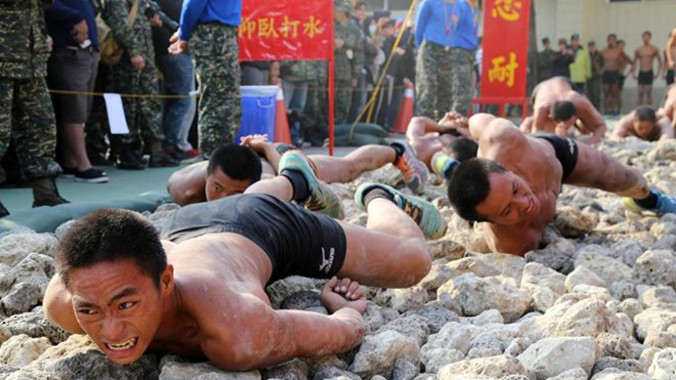 Nhóm lính đặc nhiệm bò trên những hòn đá lởm chởm trong điều kiện hai tay bị trói phía sau lưng.