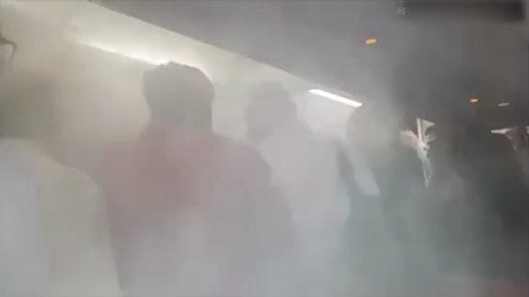 Điều hòa bật hết công suất hiện hơi nước phủ mờ khoang hành khách. Ảnh cắt từ video