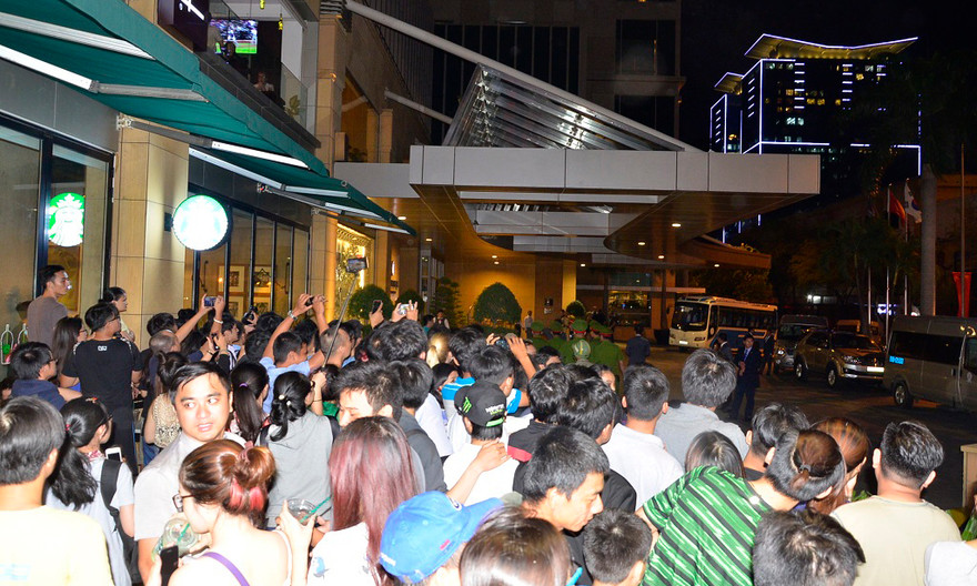 Chiều 24/5, khi hay tin Tổng thống Mỹ Barack Obama sẽ lưu trú tại khách sạn Intercontinental Asiana Saigon, nhiều người dân Sài Gòn đã đổ về đây để mong được gặp và bắt tay nguyên thủ nước Mỹ.