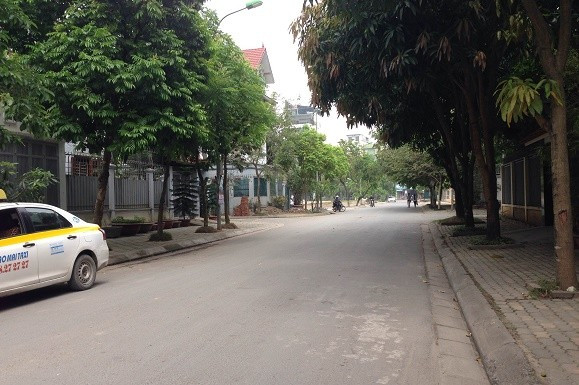 Đoạn đường xảy ra nghi án cướp giật nằm trong Khu đô thị Yên Hòa. Ảnh: Nguyễn Hoàng