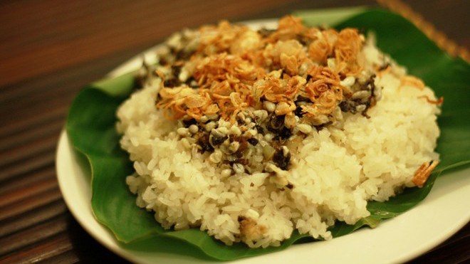 Món xôi trứng kiến được bán với giá 120.000 đồng mỗi suất tại Hà Nội. Ảnh: NVCC