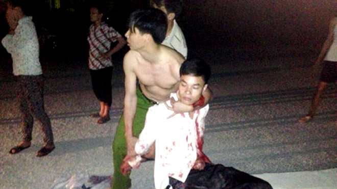 Đại úy Trần Xuân Dũng còn chưa kịp mặc áo đã tiến về phía hiện trường vụ việc, kịp thời ngăn chặn đối tượng Cường định tự tử. (Ảnh do độc giả cung cấp)