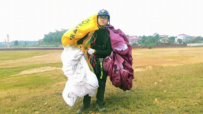 Minh hiện 16 tuổi, tiếp tục thú chơi dù lượn