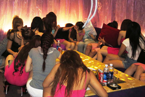 Hàng chục tiếp viên "tươi mát" tán loạn khi bị kiểm tra hành chính